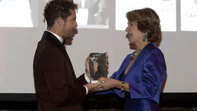 David Bisbal recibe un galardón durante los premios del New York Summit 2018.