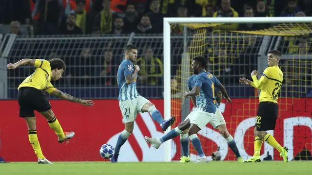 El jugador Alex Witsel de Borussia Dortmund anota este miércoles un gol en el partido contra el Atlético de Madrid.
