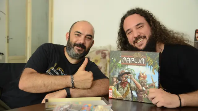 Diego Ibáñez a la izquierda ha diseñado y publicado ya varios juegos de mesa.