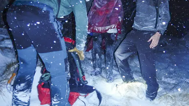 La Guardia Civil rescató en Ordesa a una excursionista que iba abrigada con un poncho en invierno, en medio de un temporal de nieve. Los agentes le dejaron su ropa y uno sufrió congelaciones en dos dedos.