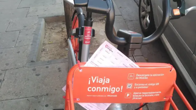 Una bici de Mobike, multada este jueves por la mañana en la calle Sangenis aunque la foto fue tomada en Vía Universitas.