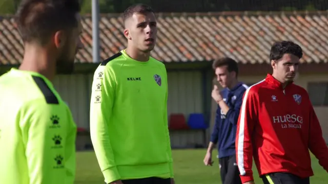 El joven centrocampista Rivera durante el entrenamiento de este viernes en el Instituto Montearagón.