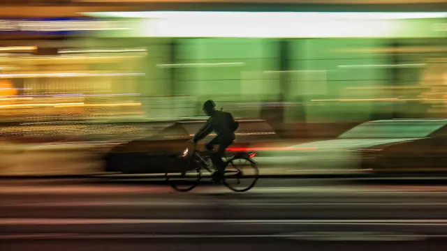 El aumento del número de ciclistas en zonas urbanas incrementa los riesgos y, por ello, hay que estar alerta constantemente.