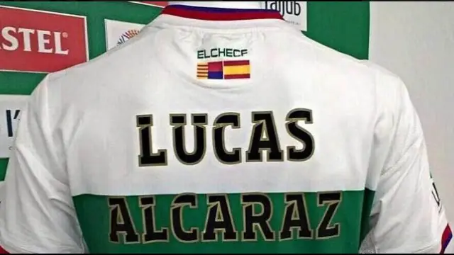 La camiseta personalizada de Lucas Alcaraz como entrenador del Elche, minutos antes de su presentación suspendida en junio de 2015.