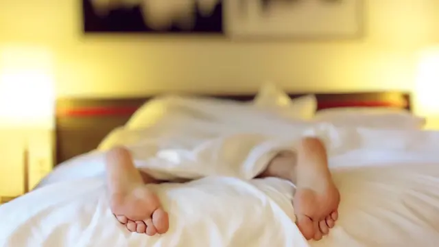 Quienes pasan cinco horas o menos en la cama tienen un 65% más de probabilidades de morir que aquellos que duermen dos horas más.