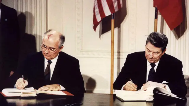 Mijaíl Gorbachov y Ronald Reagan firman el Tratado sobre Misiles de Alcance Medio (INF), en diciembre de 1987.