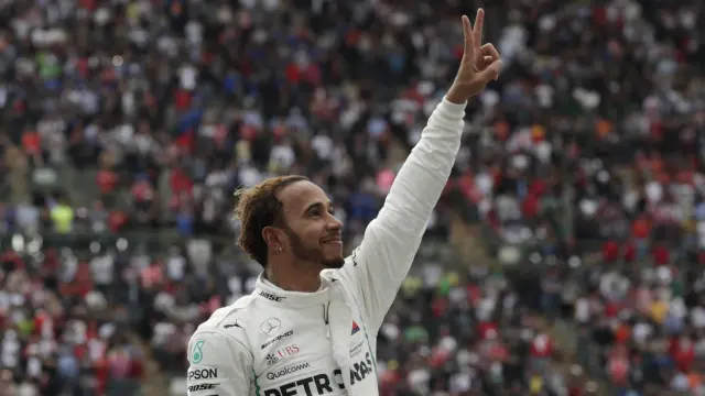 Hamilton saluda a los aficionados en el Gran Premio de México