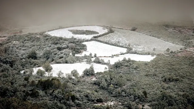 Las provincias de Lugo y Ourense han comenzado a percibir hoy los efectos de la situación meteorológica adversa, por la presencia de nieve y de granizo. En la imagen, paisaje nevado en el municipio orensano de Montederramo.-
