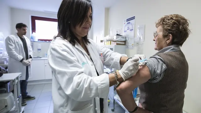 El sector sanitario pierde puestos de trabajo coincidiendo con el inicio de la campaña de la gripe, la bajada de temperaturas en toda España y el incremento de la presión asistencial.