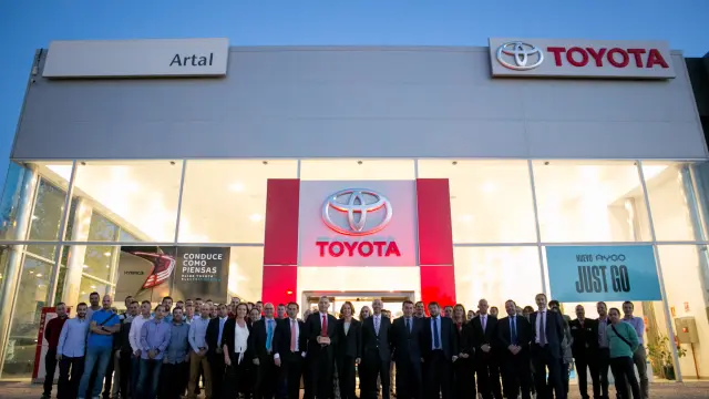 Todo el equipo de Toyota Artal, en sus instalaciones de Langa del Castillo, 8.