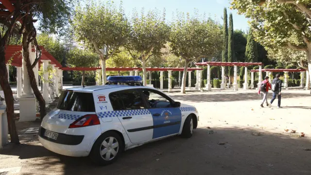 Un coche de la Policía Local de patrulla por el parque Miguel Servet.