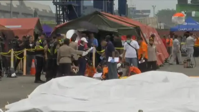 Los equipos de rescate del avión siniestrado en Java comienzan a recuperar los primeros cuerpos