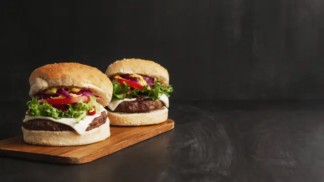 El Índice Big Mac compara el precio de estas hamburguesas en varios países para medir el poder adquisitivo.