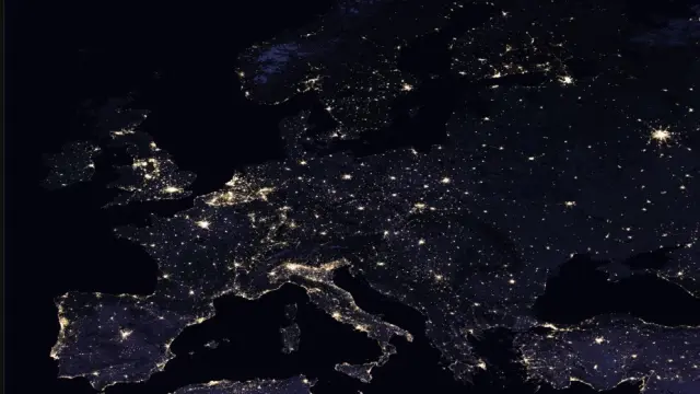 Europa nocturna, cargada de luces