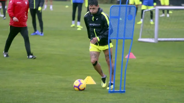 El delantero Luis Ezequiel 'Chimy' Ávila durante el entrenamiento matinal que este miércoles ha completado el Huesca en el Instituto Montearagón.