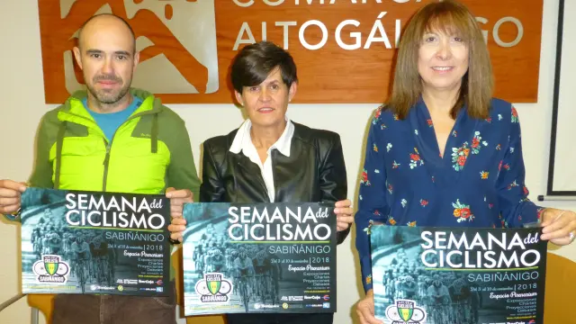 Indalecio Marhuenda, presidente del Club Ciclista Sabiñánigo, Lourdes Arruebo, presidenta de la comarca Alto Gállego y Berta Fernández, alcaldesa de Sabiñánigo.