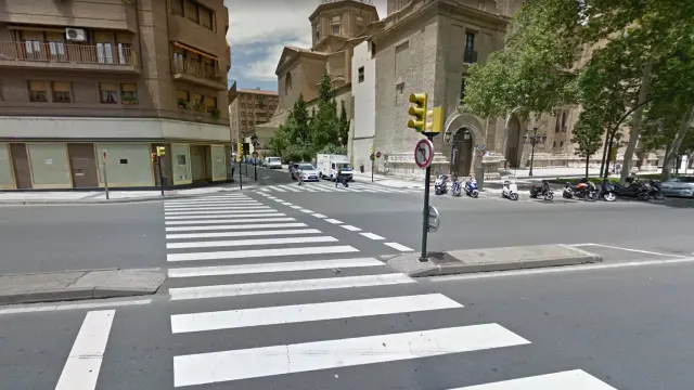 Semáforo arrancado por la colisión en el número 30 de la avenida de Cesar Augusto.