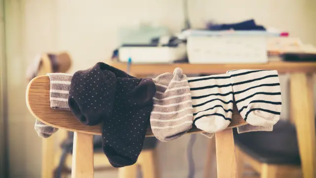 Acostarse con calcetines ayuda a conciliar el sueño más rápido.