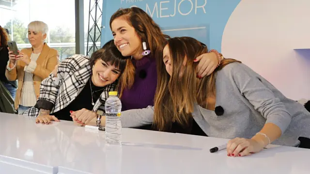 Natalia, Julia y Sabela, de OT, tres de los cinco finalistas del concurso, en su visita a Zaragoza durante su salida de la Academia.