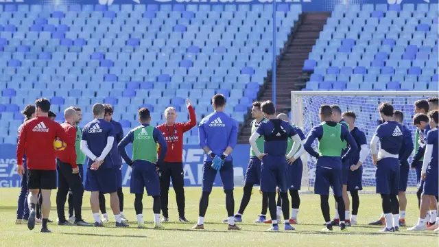 Los jugadores del Real Zaragoza, alrededor de Lucas Alcaraz, en el entrenamiento del equipo en La Romareda.