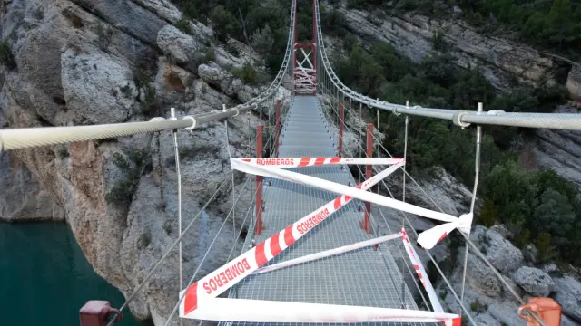 Unas cintas indican que no se puede pasar por el puente que une las dos orillas del congosto.