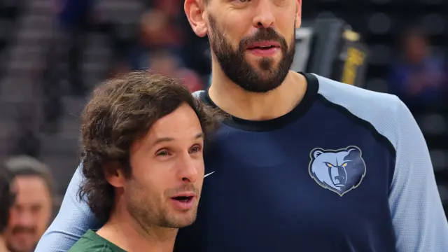 Marc Gasol abraza al jugador español de la NBA Raül López