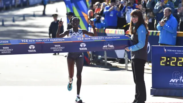 Keitany celebra su victoria en el maratón de Nueva York.