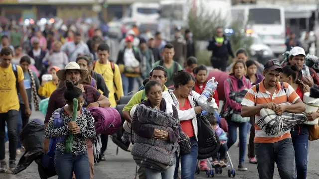 Miembros de la caravana de migrantes este domingo en Puebla, México