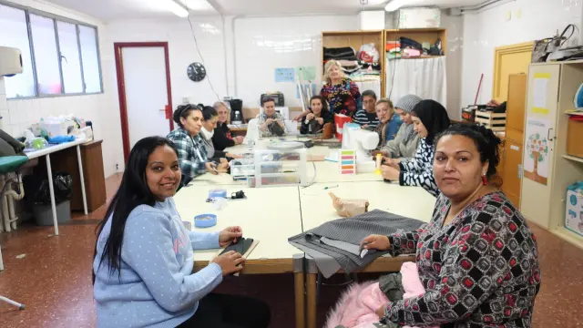 Mujeres del proyecto 'Hilvanando culturas, confeccionando futuro', en el colegio Ramiro Soláns.