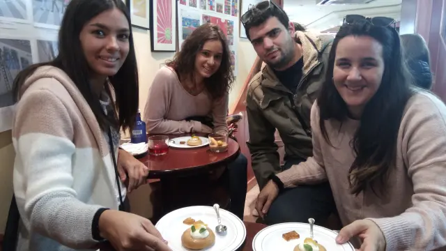 Un grupo de amigos disfrutando de las tapas en el cafetín de la pastelería Trallero.