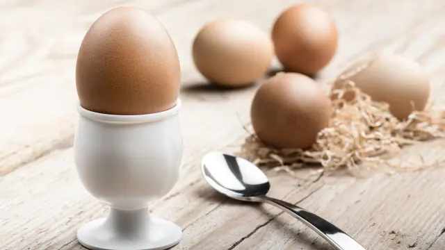 Los huevos duros son altos en proteína, por lo que es recomendable comer uno al día.