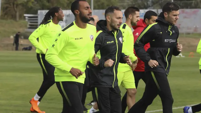 Carlos Akapo, junto a Ferreiro y otros compañeros durante el entrenamiento desarrollado este lunes por el Huesca en el Instituto Monteragón.