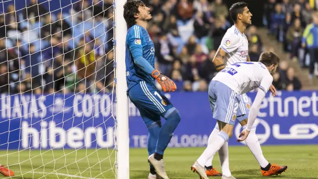 Cristian Álvarez, Simone Grippo y Alberto Benito retratan la decepción tras encajar el primer gol.