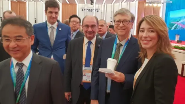 Lambán junto a Bill Gates en la I Exposición Internacional de Importación de China