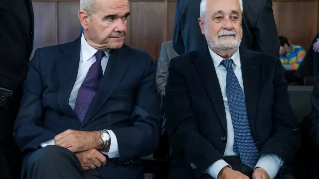 Los expresidentes de la Junta, Manuel Chaves y José Antonio Griñán, escuchan a los fiscales Anticorrupción.
