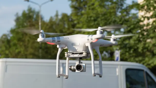Imagen de un dron en pleno vuelo.