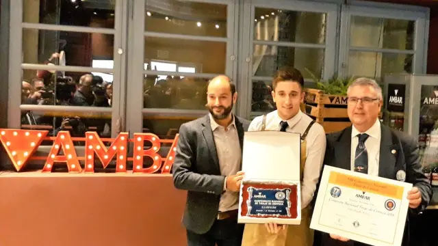 Pablo Bullago, en el centro, ganador del premio al mejor tirador de cerveza Ambar en el campeonato nacional de tiraje 2018.