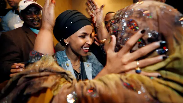 Omar se convierte también en la primera parlamentaria estadounidense en usar un hijab o pañuelo islámico en la cabeza.