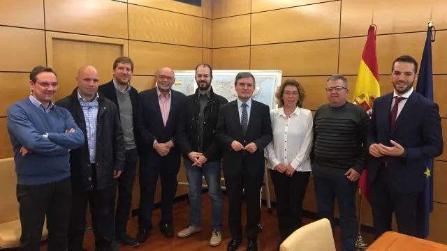 Una delegación ribagorzana y diputados aragoneses del PSOE y Podemos se han reunido este jueves con Pedro Saura, secretario de Estado de Infraestructuras (cuarto por la derecha)