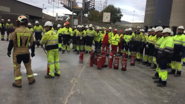Trabajadores de Cemex en la planta de Morata de Jalón aprenden a manejar extintores en Día de la Seguridad.