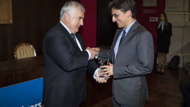 Íñigo Salinas recibió el premio de manos de Javier Grasa, director general de Coviar.