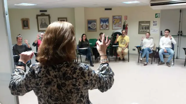Una clase de lengua de signos en la Agrupación de Personas Sordas de Zaragoza y Aragón (AZSA).