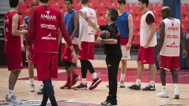 El entrenador del Tecnyconta, Porfirio Fisac, da instrucciones a sus jugadores.