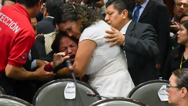 La diputada mexicana Carmen Medel se entera del asesinato de su hija.