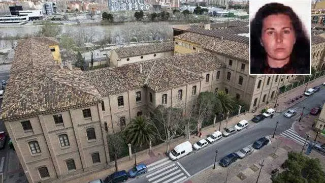 Centro social comunitario 'Luis Buñuel', propiedad del Ayuntamiento de Zaragoza. En el recuadro, Carmen López Anguita