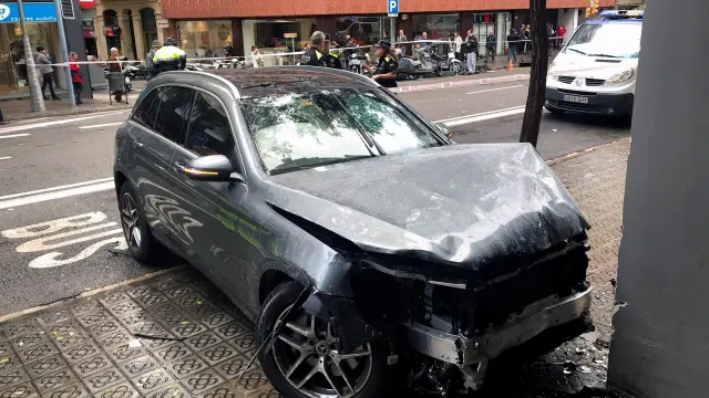 Una imagen del vehículo que ha producido el atropello en la Travessera de Gracia, en Barcelona.