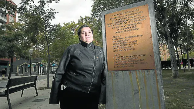 Beatriz Sánchez Seco, de 35 años, en el monumento dedicado a las víctimas del atentado de la casa cuartel en la plaza de la Esperanza.