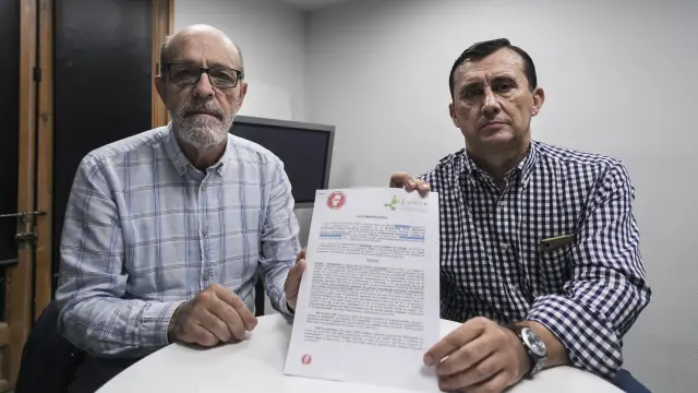 Francisco Langa y Miguel Ángel Ramos, de Aragón Stop Sucesiones y Plusvalía, con el escrito de la denuncia