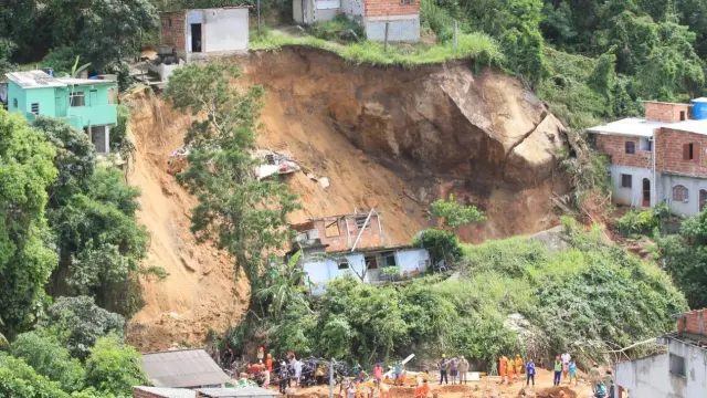 Vista general de un deslizamiento de tierra en Niteroi, comunidad del estado brasileño de Río de Janeiro