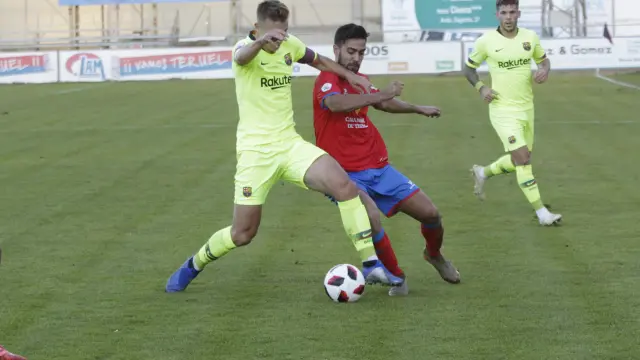 Un jugador del Teruel lucha por un balón ante el Barcelona B.